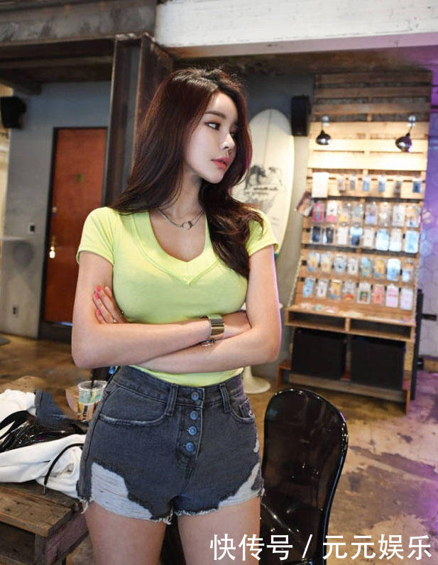 酒吧小辣妹穿紧身衣搭配热裤,姿色不凡令人着迷