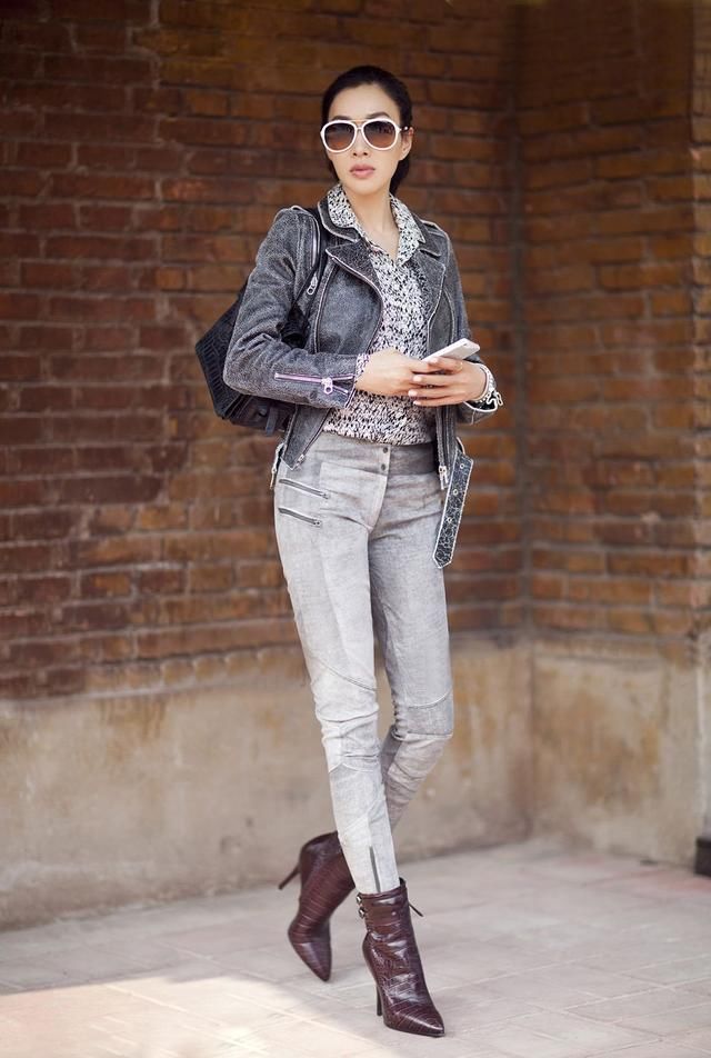 钟丽缇真会玩!一把岁数穿腰封装嫩，但被手出卖了年龄!