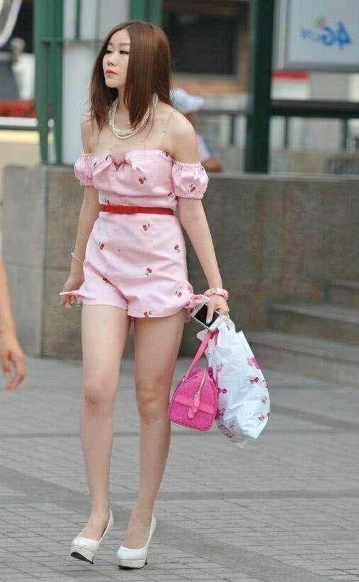 气质小姐姐粉色露肩连体装甜惊喜美范儿, 举手投足都显得很高雅