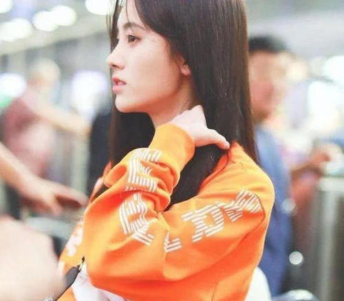 鞠婧祎只穿件卫衣出门,光着下半身,网友:这腿美到我窒息!