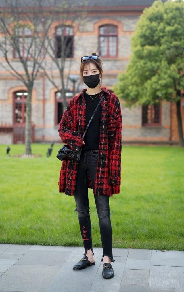  #小姐姐#省时又省钱的穿搭来喽!一条小黑裤穿出N种风格，拯救不会搭配的你