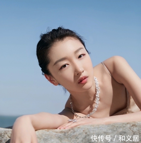 「裸色」周冬雨穿裸色纱裙大秀美背 肤白貌美娇俏可人