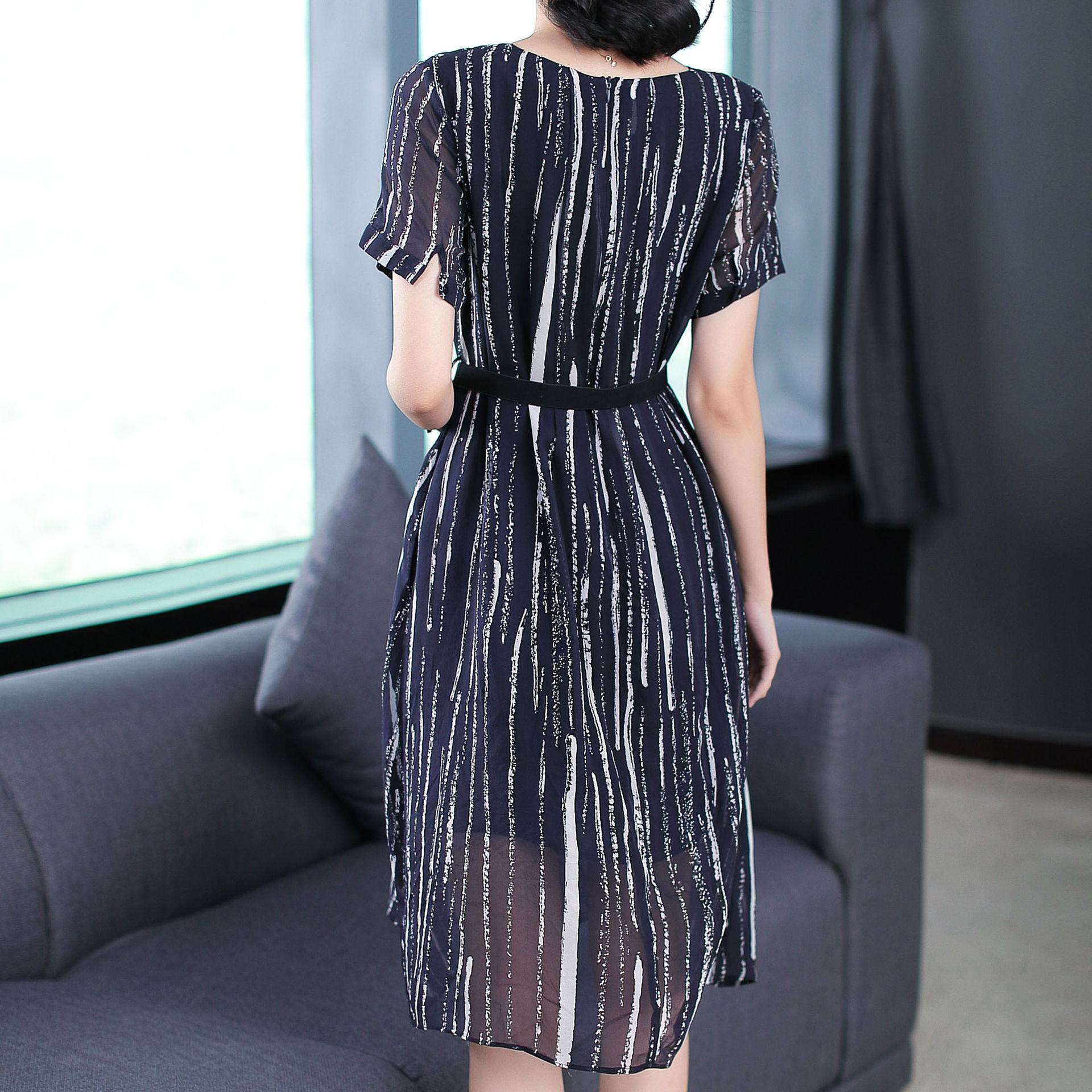 还穿什么T恤啊，太土了!18年新款连衣裙都在这，聚会穿贼有面