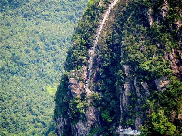 广东清远有一座山，险峻堪比华山，瀑布水潭比美九寨