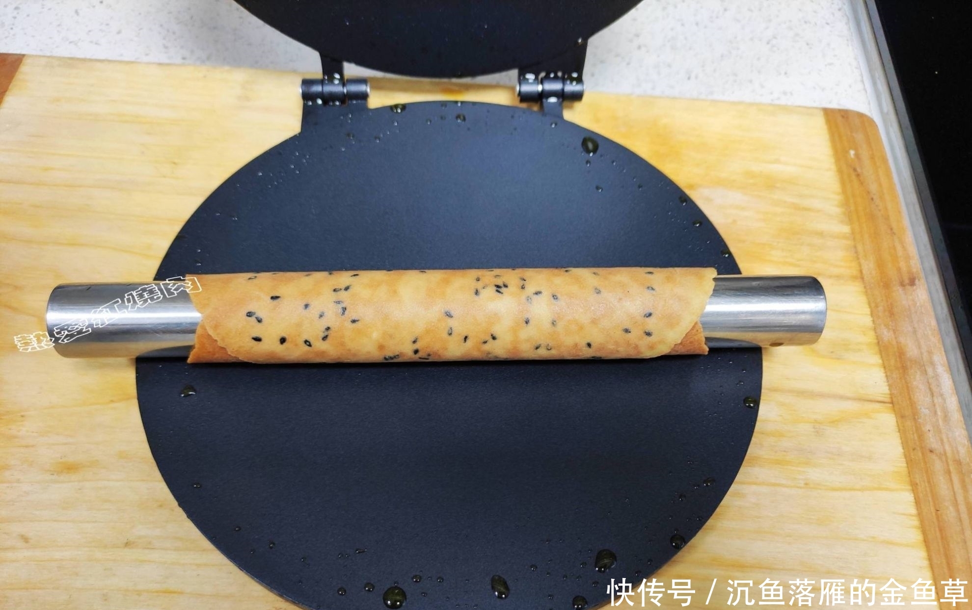 『家里』想吃蛋卷不用买,家里有鸡蛋面粉和白糖就能做,酥脆的一咬就掉渣