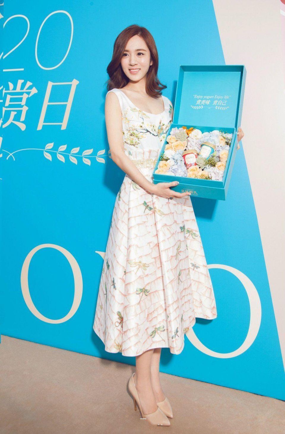 王晓晨长了一双“假腿”?瘦成两根针，下巴却胖出褶!