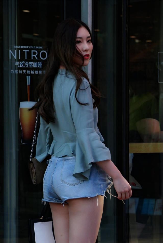 街拍:她淡然洒脱豪放不羁,拥有野性美的女孩就是这样迷人