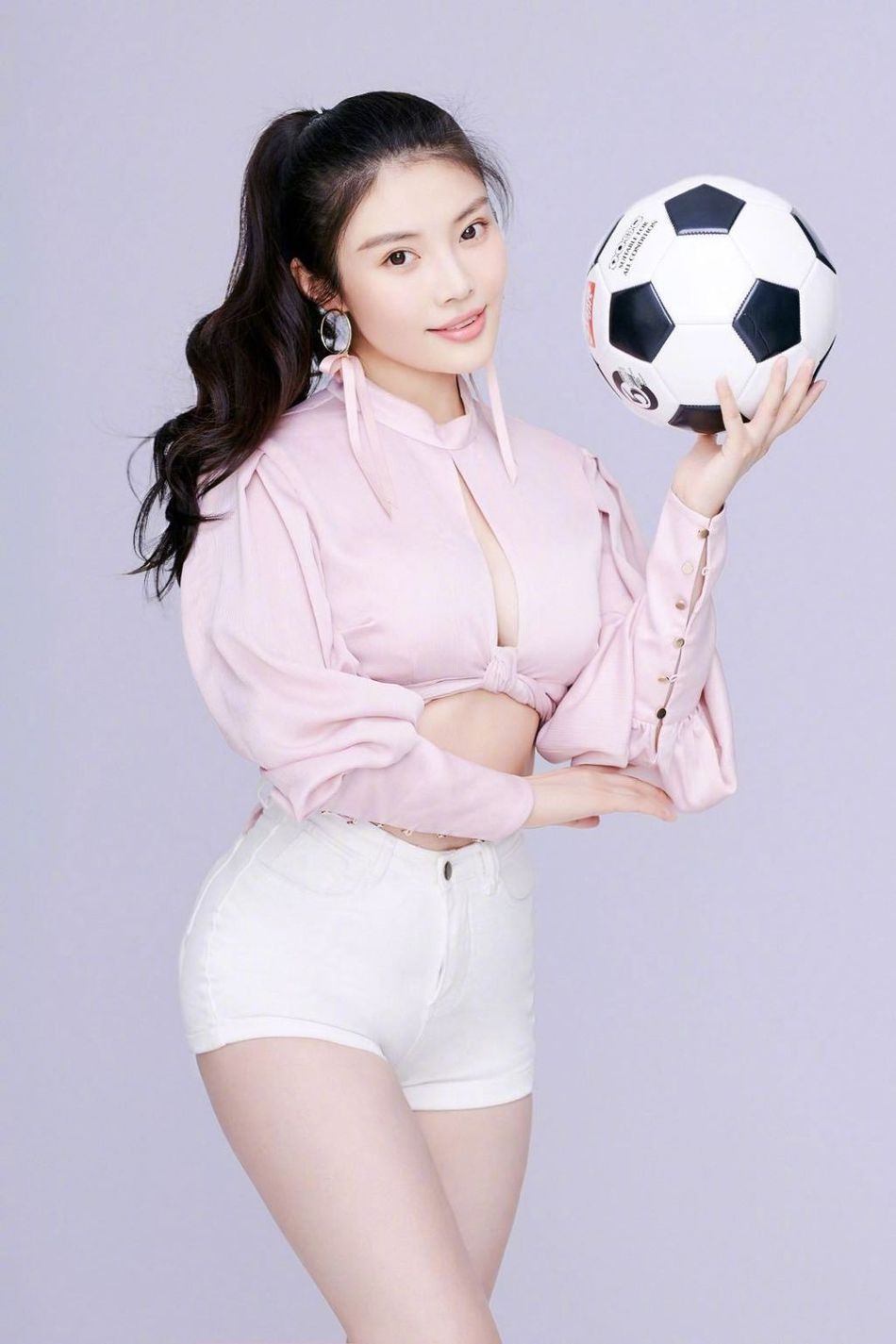 徐冬冬依旧性感抱足球秀长腿撩人满分，略显前凸后翘曲线