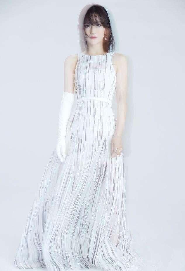 谢娜“洗碗手套”戴一只，还在腿上大玩透视