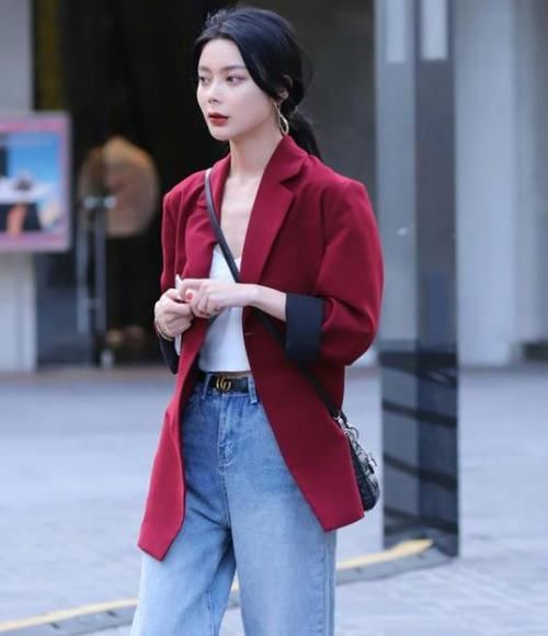  『气质』养眼女神街拍：肤如凝脂的美女，一件黑色背心配白色长裙，时尚气质女人味