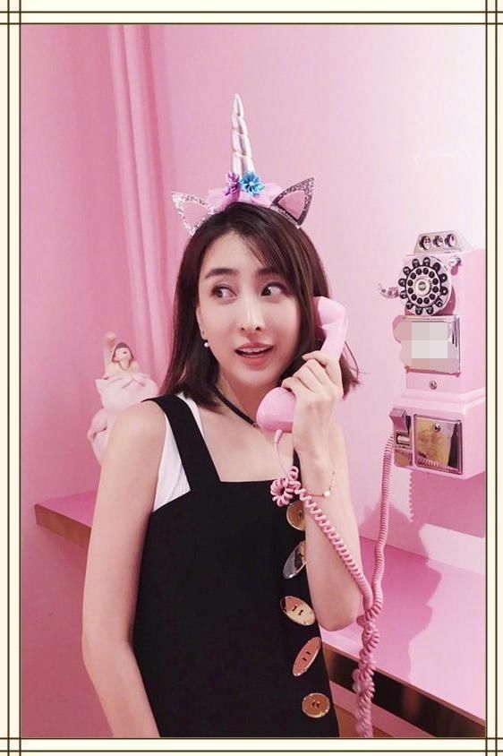 马苏不安分啦！扣子“七扭八歪”来装嫩，网友：一把年纪看着掉价