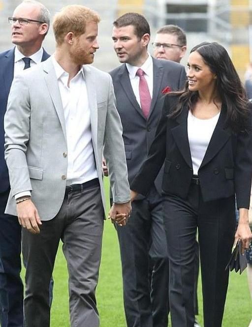 梅根王妃换下裙子“穿裤子”：秒杀凯特王妃穿裤子，有戴安娜风范