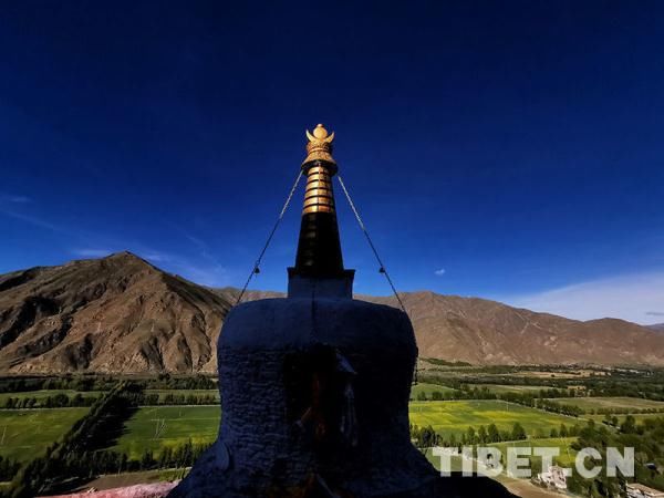 西藏:晨染雍布拉康