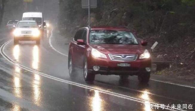 高速上突遇暴雨怎么办？继续开车还是停车？90%的人都做错了