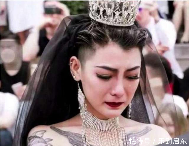 抖音黑婚纱网红素颜超美，虽有纹身在夜店工作却是贤惠妻子