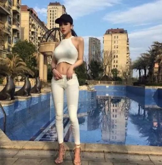 路人街拍，女神牛仔裤演绎时尚优雅，立体装饰尽显玲珑曲线