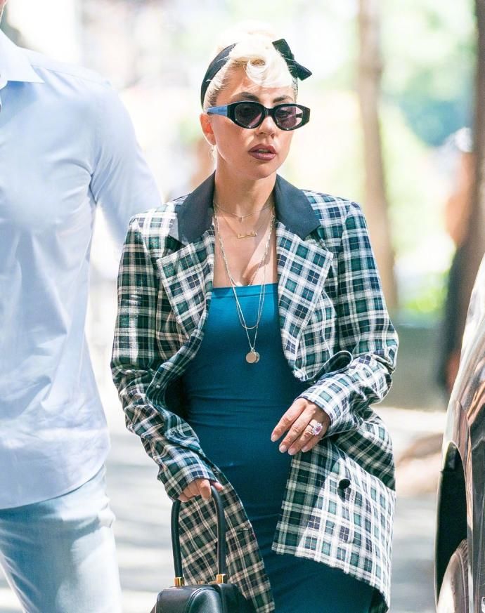 组图:Lady Gaga墨镜遮面变职场女强人 穿紧身包臀裙身材凹凸有致