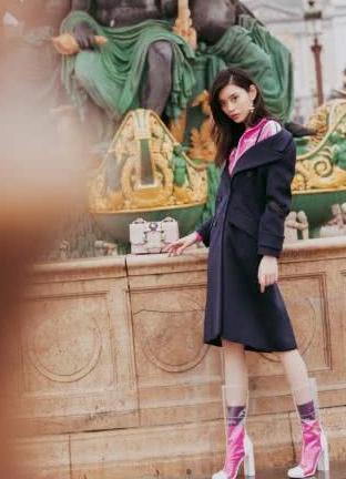 奚梦瑶荧光绿T恤配短裤，裤子边缘遭网友吐槽：坐下来要全露