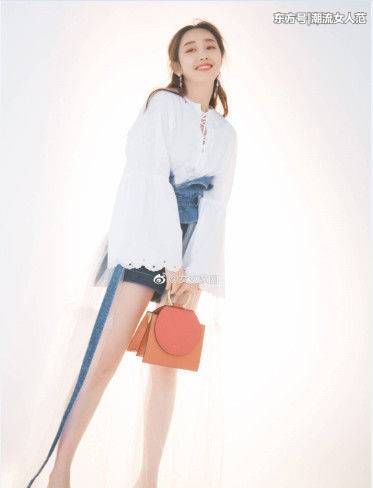 蒋梦婕真厉害，穿着低领长裙秀身材，网友:王丽坤都没你会玩!