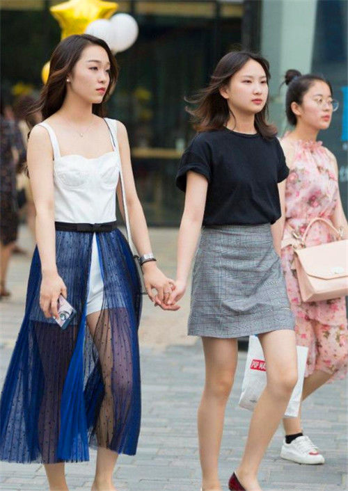 『苗条』街拍:美女身穿长裙,苗条有致,帅气十足