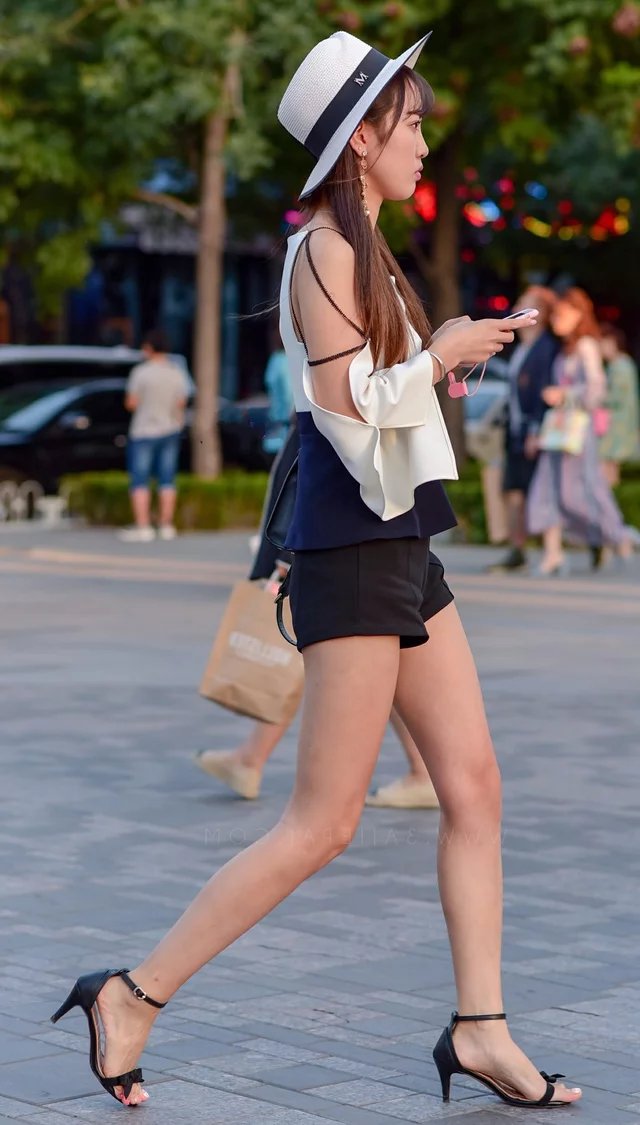 气质小姐姐黑色短裤大秀逆天美腿，凸凹有致