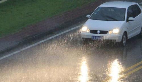  [开远光灯]暴雨天不能开双闪？老司机：这都不知道，驾照是买来