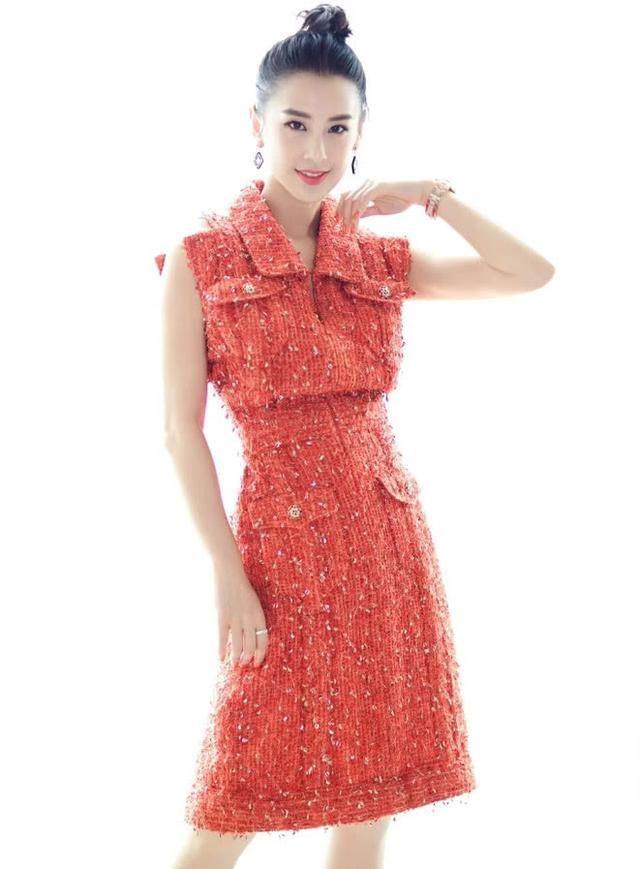 有钱人的时尚我们普通人真看不懂，黄圣依穿全身“起球”的裙子！