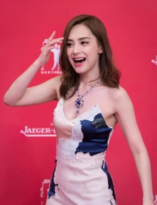 阿娇怎么了?上半身凉快,下半身捂得严实,网友:嫁人变规矩了!