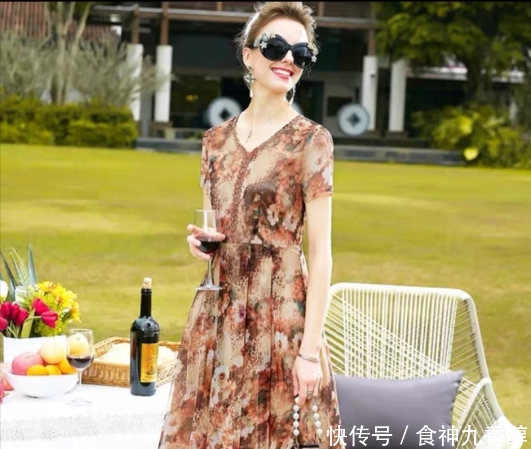  女人|中年的你还在穿紧身裤？优雅女人都穿裙子了，时髦又减龄