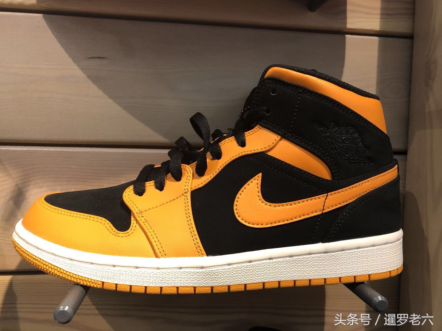 Air Jordan 1在俄罗斯咋卖那么便宜?九种配色，黑红最霸气!