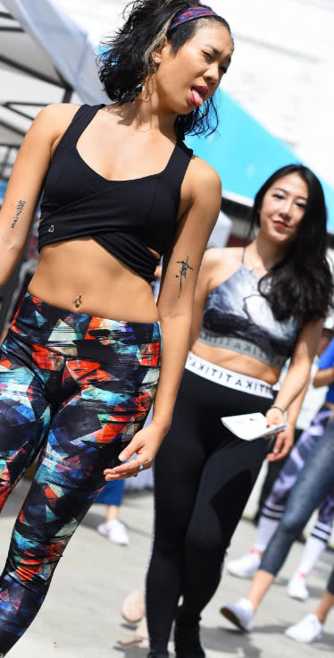 30岁气质小姐姐紧身裤勾勒饱满弧线，街头大肆跳起热舞，真是辣眼