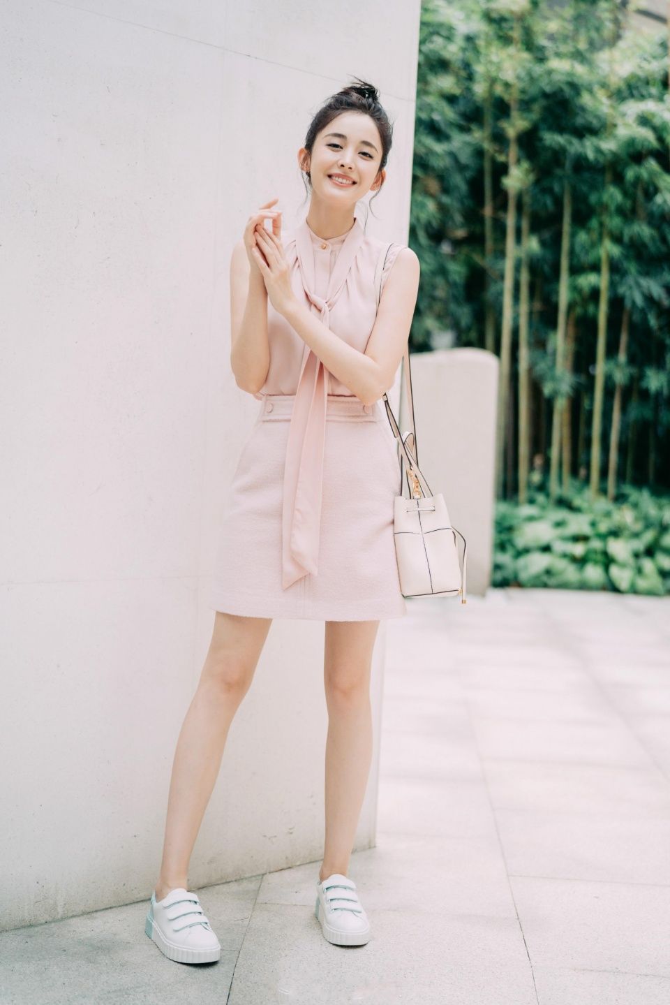 古力娜扎竟一下穿两条连衣裙，还这么瘦，网友:我一条都hold不住