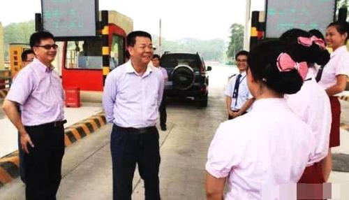 高速收费员底薪2000多，为何还是不辞职？网友：人家不傻