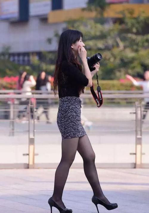 身上穿着一:春夏搭配高跟鞋,简约时尚又魅力