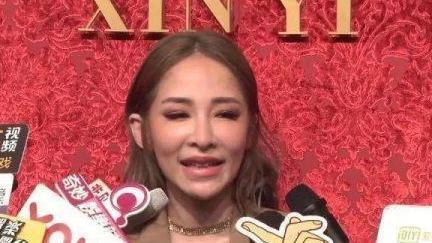 萧亚轩脸被打回原型，颜值垮掉了，路人都嫌弃！