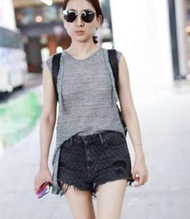 马苏放飞自我，短裤越穿越短，还不如不穿更舒服。网友：这膝盖伤