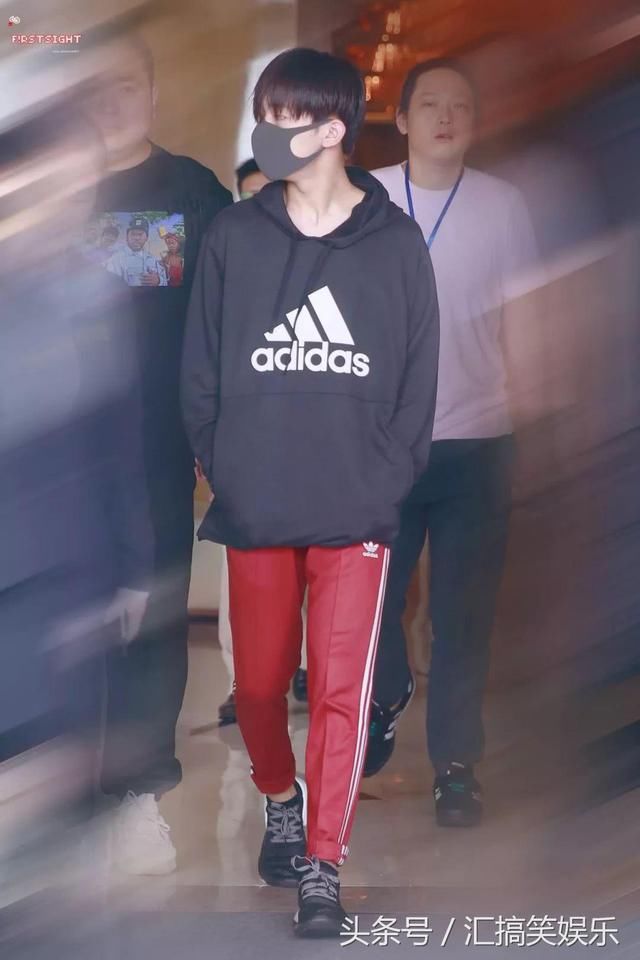 易烊千玺的穿衣观念好独特，总喜欢夏天和冬天反着来