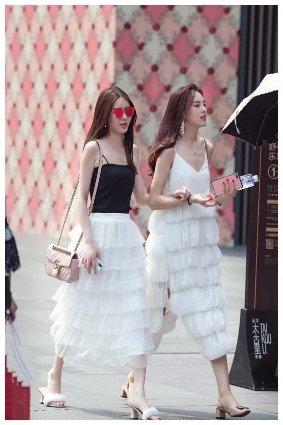 街拍：美女看上去非常的清爽，轻松穿出甜美的休闲风充满女人味