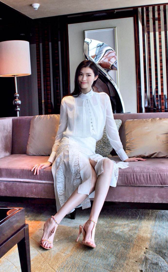 不愧是维密超模，何穗吊带睡裙也敢出镜，裙子上还全是“洞”