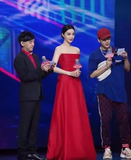 别看徐璐只有23岁，穿衣尺度丝毫不输范冰冰，网友：有料就是自信