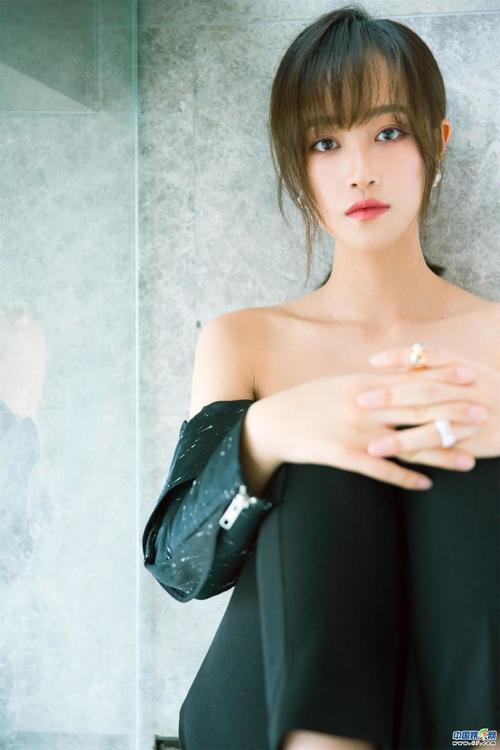 蓝盈莹曼妙身姿展精致锁骨 干练十足演绎职场时尚