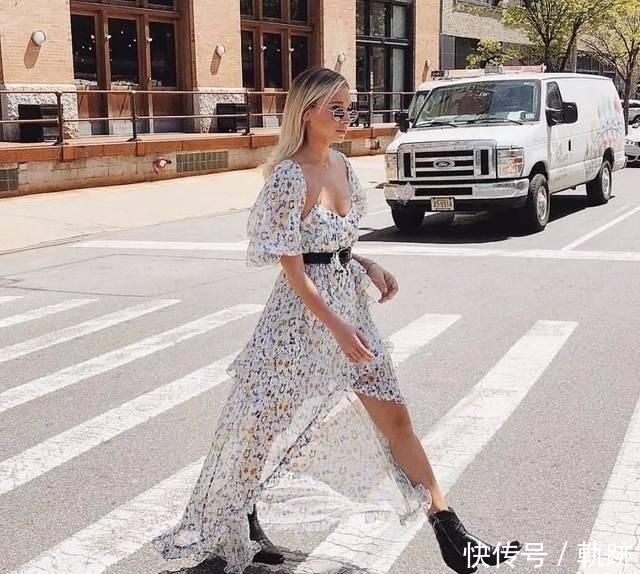 『花朵』2020开春 流行穿“开满花”的裙子,谁穿谁美!