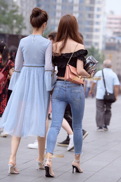 路人街拍，优雅的牛仔裤小姐姐，小露肚脐增加性感