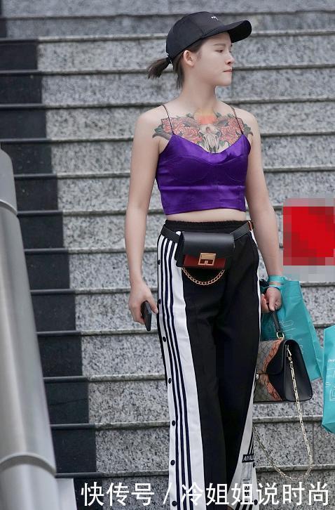 街拍：时尚姑娘出行，图五富婆穿紧身裤，“勾勒”出不俗的情节