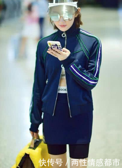 谭维维和景甜真大胆，穿安全裤就出门大长腿瞩目，网友：不如不穿