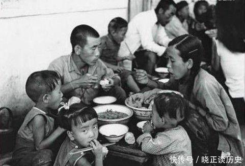  【大锅饭】人民公社大食堂，吃起了“吃饭不花钱”的大锅饭。