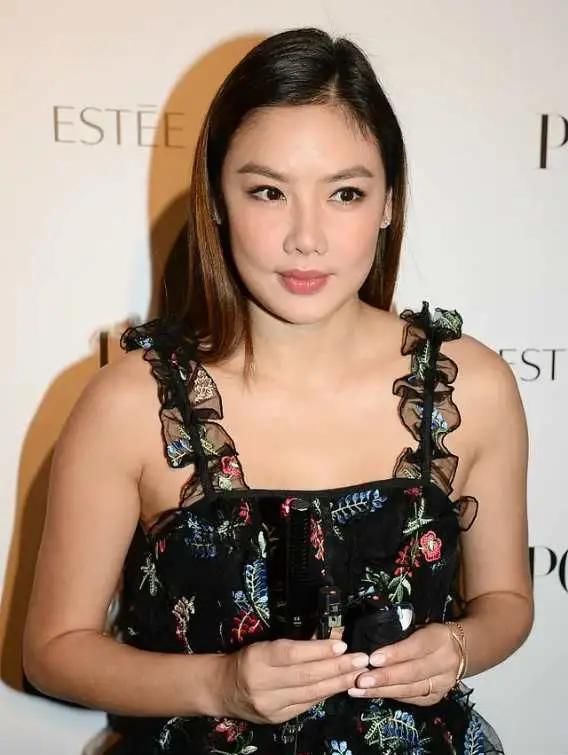『凹凸感』乐基儿超级敢穿,吊带连衣裙身材凹凸感十足,凸显少女甜美气质
