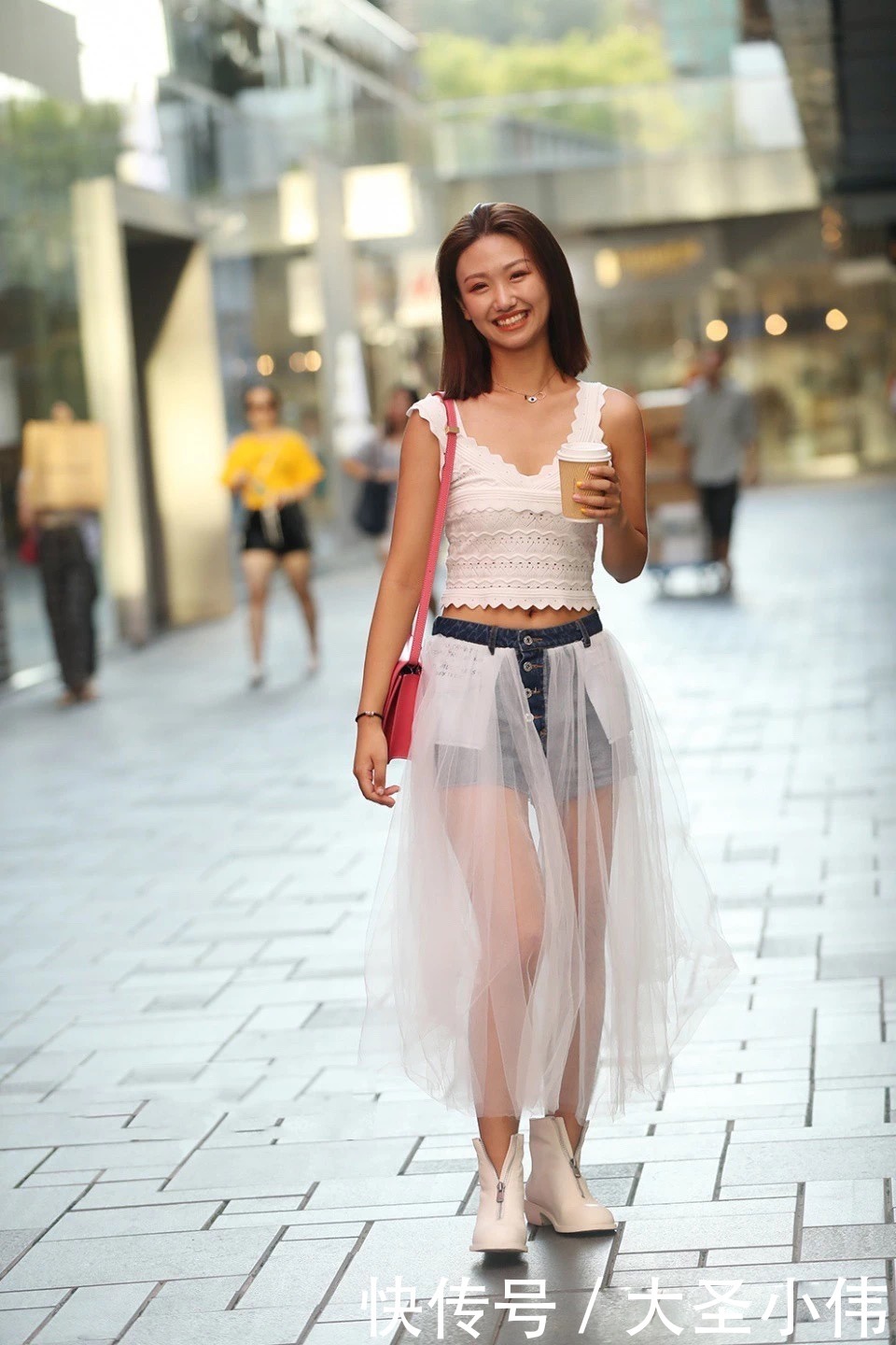  一晃|街拍美女：小皮裙算啥，牛仔裙完胜！一扭一晃算啥，灿烂一笑完胜！