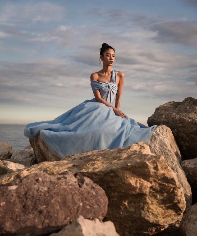 王艺穿香芋色吊带裙,性感仿佛落日女神,网友:被你美哭了!