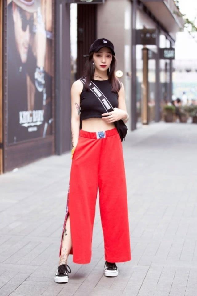  [短袖]街拍：时髦气质的美女，格子裤搭配短袖，高贵中不失甜美的气息